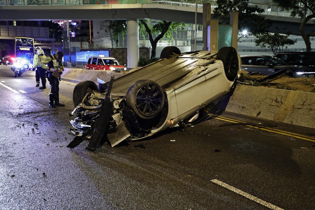私家車車頭損毀。 私家車車頭損毀。