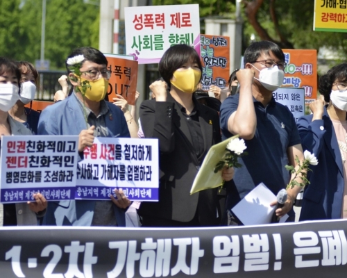 民眾對近期持續發酵的空軍性侵案,對當局的處理手法不滿。AP圖片