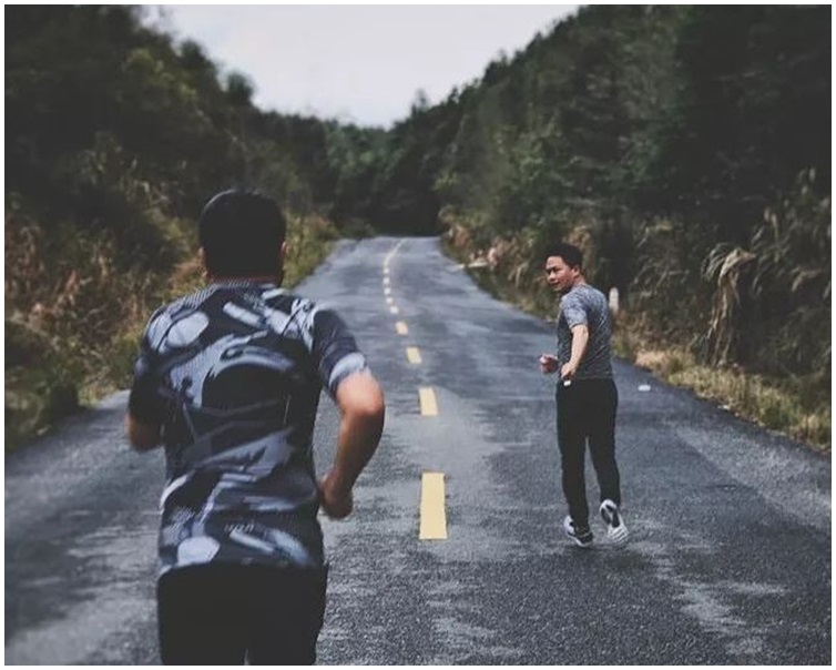 兩父子一起做運動，一齊跑步。