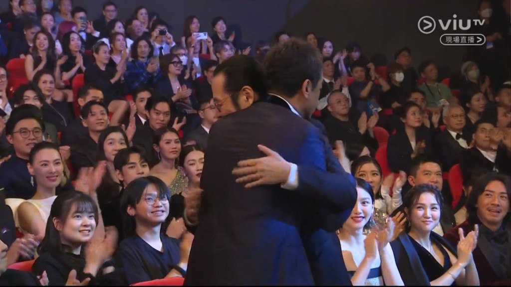韋家輝與劉青雲擁抱。