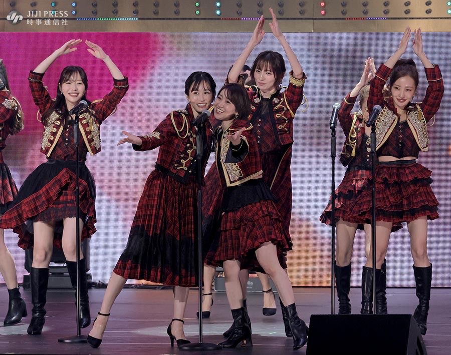 (左起)指原莉乃、前田敦子、大島優子、篠田麻里子、板野友美等前人氣成員唱出道歌外,又唱出AKB的新歌。 (左起)指原莉乃、前田敦子、大島優子、篠田麻里子、板野友美等前人氣成員唱出道歌外,又唱出AKB的新歌。