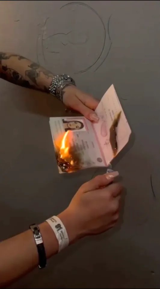 俄罗斯22岁女博客霍夫曼因烧毁自己护照被捕。影片截图