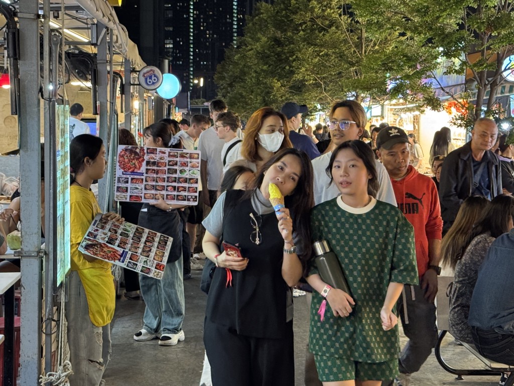 晚上10時半，曼谷夜市人流仍非常多，當中不乏亞洲及歐美遊客。