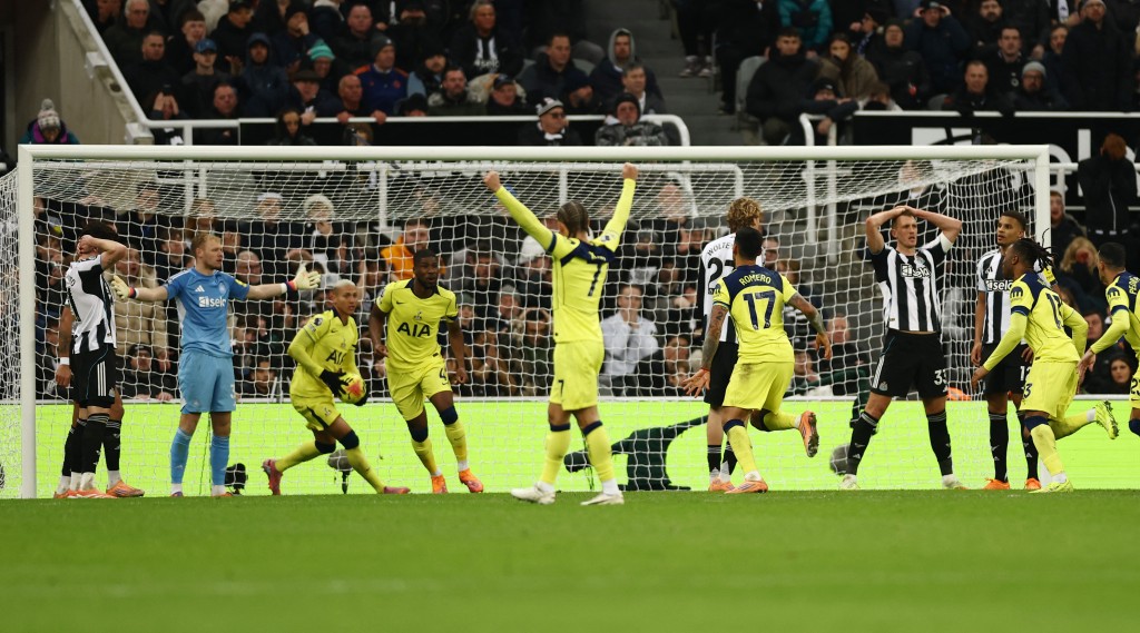 羅美路補時倒掛，為熱刺追和2:2。路透社