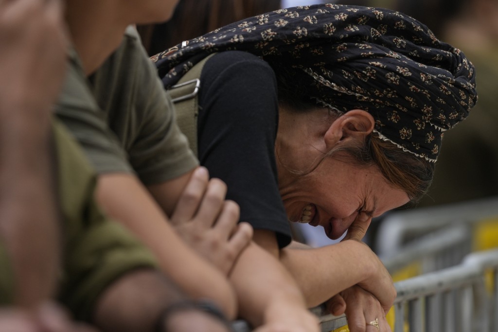 加沙地帶數百人罹難，死者家屬傷心痛哭。美聯社
