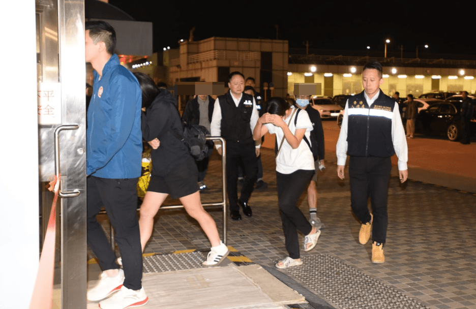 保安局最新成功營救的3男3女被禁錮緬甸港人,其中5人已於晚上平安返港。黃文威攝 保安局最新成功營救的3男3女被禁錮緬甸港人,其中5人已於晚上平安返港。黃文威攝
