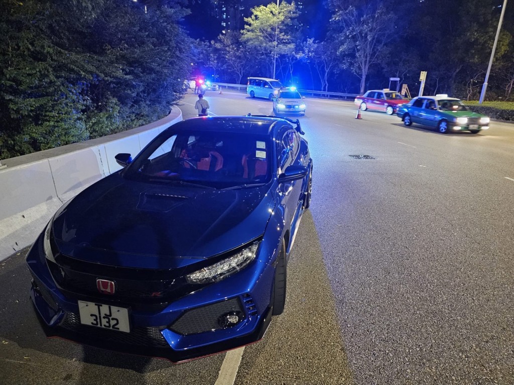 一輛私家車與電單車發生相撞。徐裕民攝