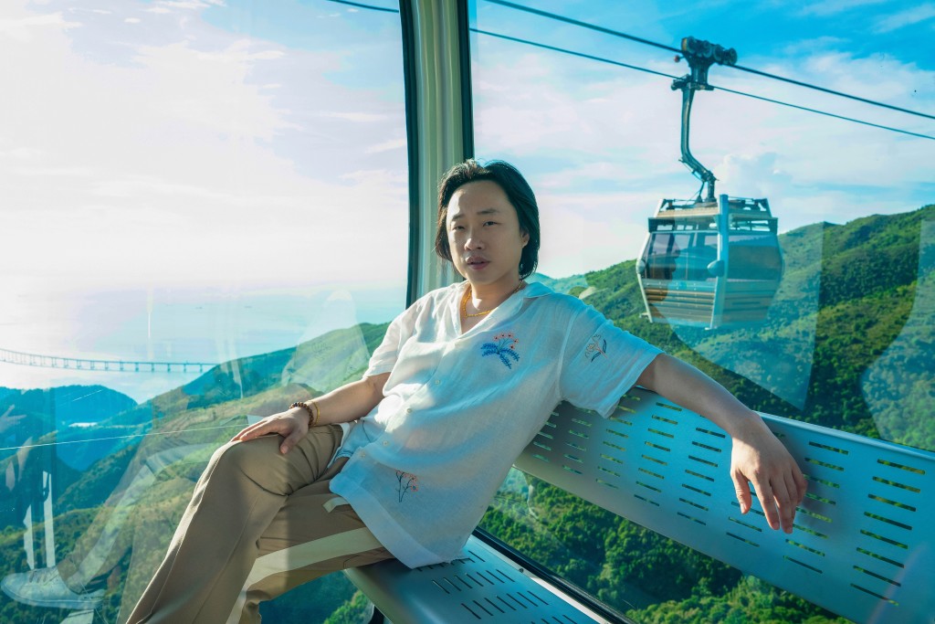 Jimmy 乘坐昂坪 360 全景纜車,從高空鳥瞰香港壯麗景色。旅發局圖片 Jimmy 乘坐昂坪 360 全景纜車,從高空鳥瞰香港壯麗景色。旅發局圖片