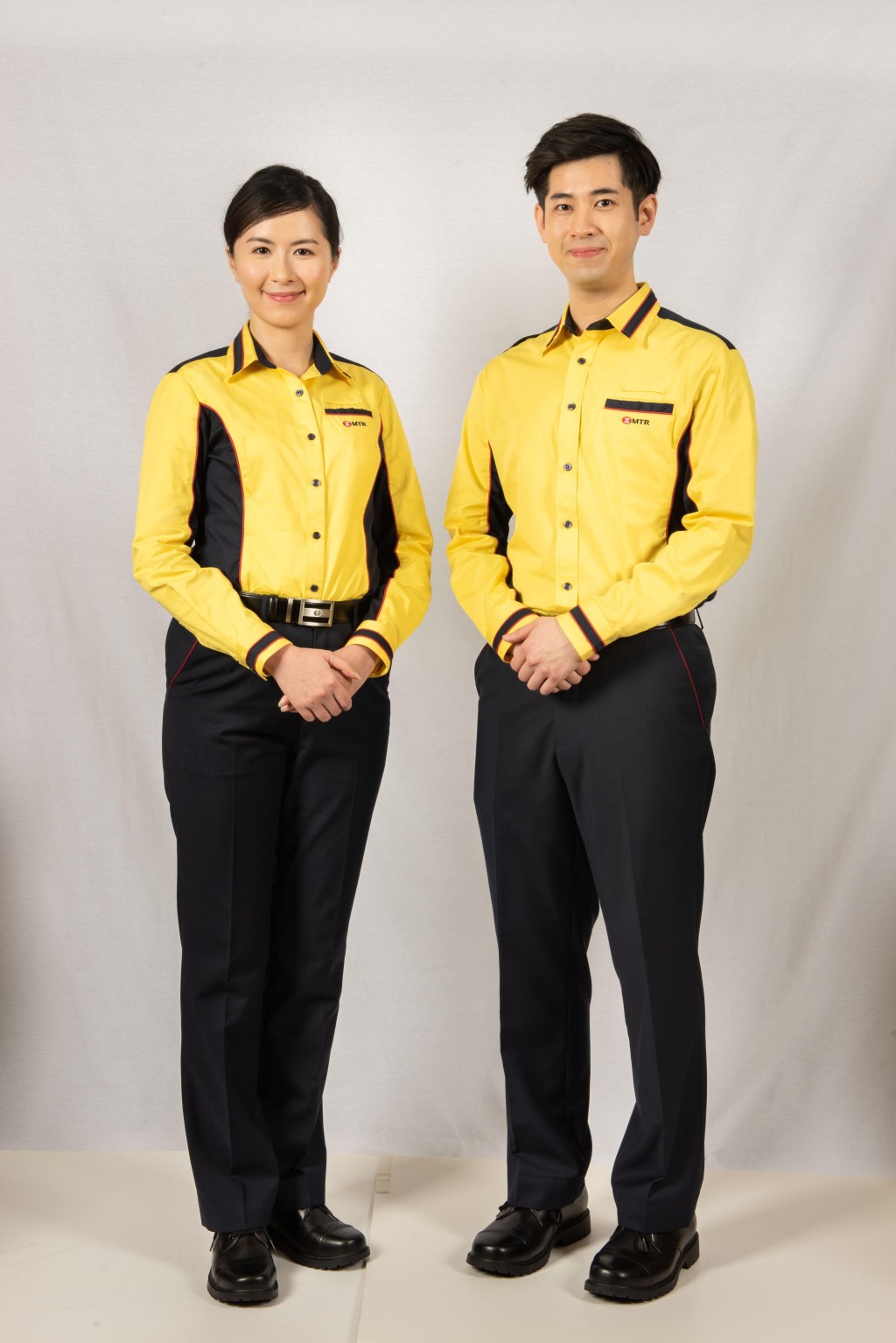 现今制服继续以黄蓝色调为设计基础，让乘客易于辨认；造型更加时尚，恤衫领位、袖口及腰身加上红、蓝色线条。港铁提供