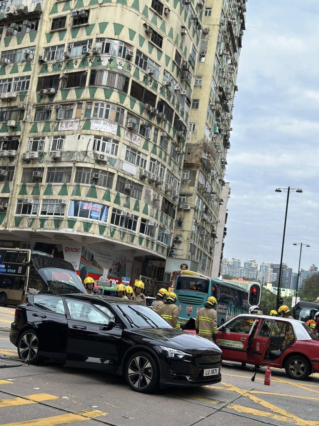 私家車車身損毀。網上圖片 私家車車身損毀。網上圖片