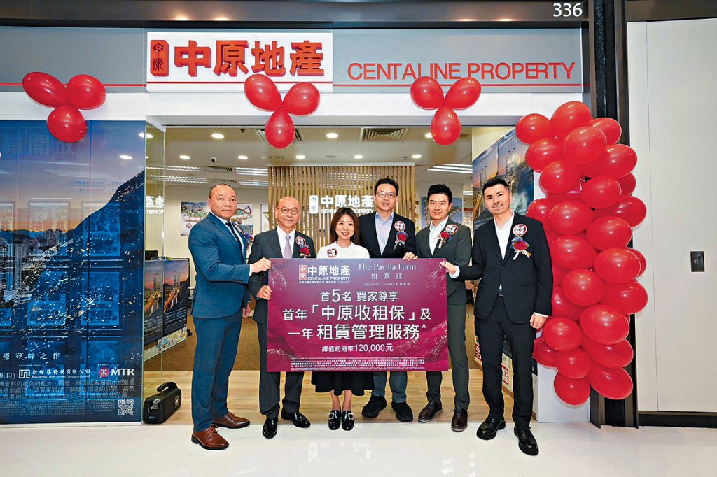 新世界何家欣（左三）表示，柏傲莊III將提高大手客認購單位上限至6伙。