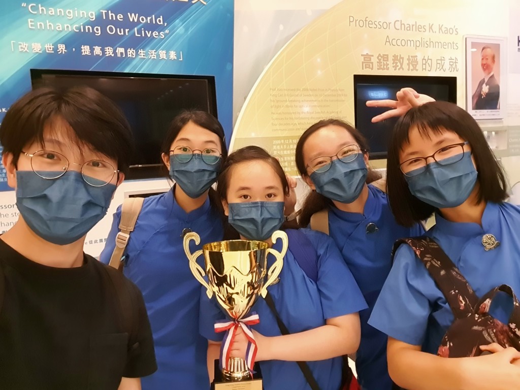 Julie憶述由於參加比賽時她和隊員仍處於初中階段，不太懂得整理數據及清𥇦地表達出來，所以老師在有關方面幫了很大忙。