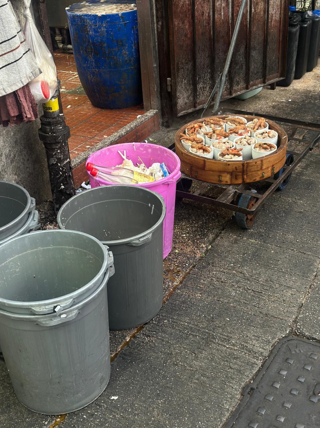 有網民曾見過涉事食肆將多個鳳爪排骨盅飯放在後巷一架手推車上，旁邊放有一個裝滿廚餘的膠桶。網上圖片