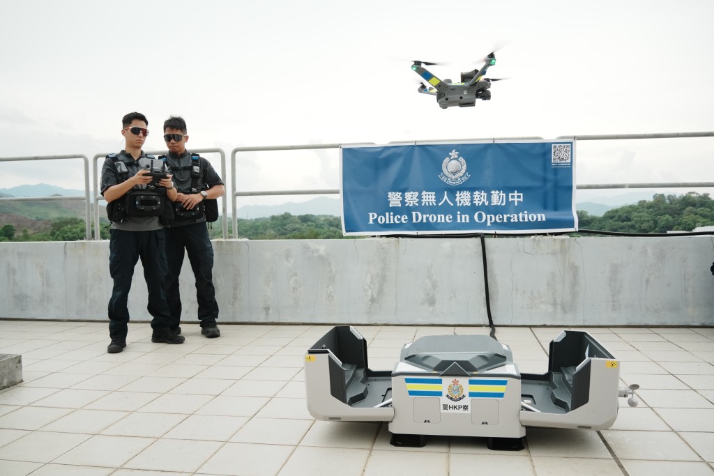 警方將於本周五試行「小型無人機行動調配」先導計劃，人員展示放於地上的自動化無人機庫，並製定了自動飛行巡邏計劃。 汪旭峰攝
