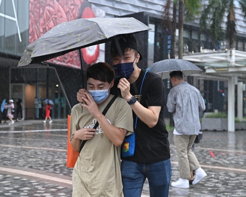 目前,黃雨警告信號、三號強風信號,以及雷暴警告仍然生效。資料圖片