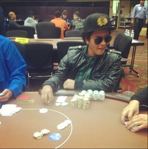 網上亦有流傳不少Bruno Mars的賭啤牌照片，更有指他儼如職業賭徒般熟練。