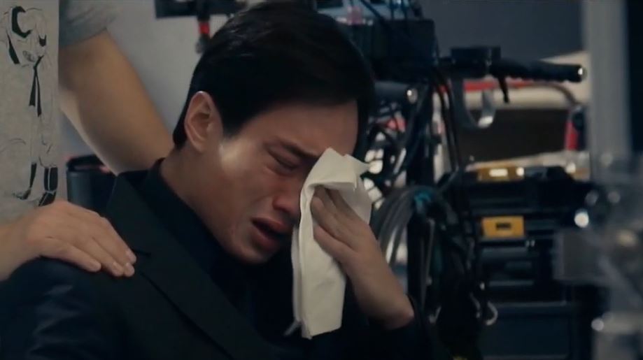 因瞓在棺材內,劉俊謙感受到不少死亡感覺,激動落淚。