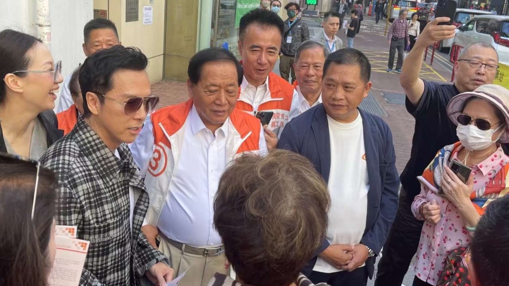 國際巨星甄子丹今日現身西區的投票站。