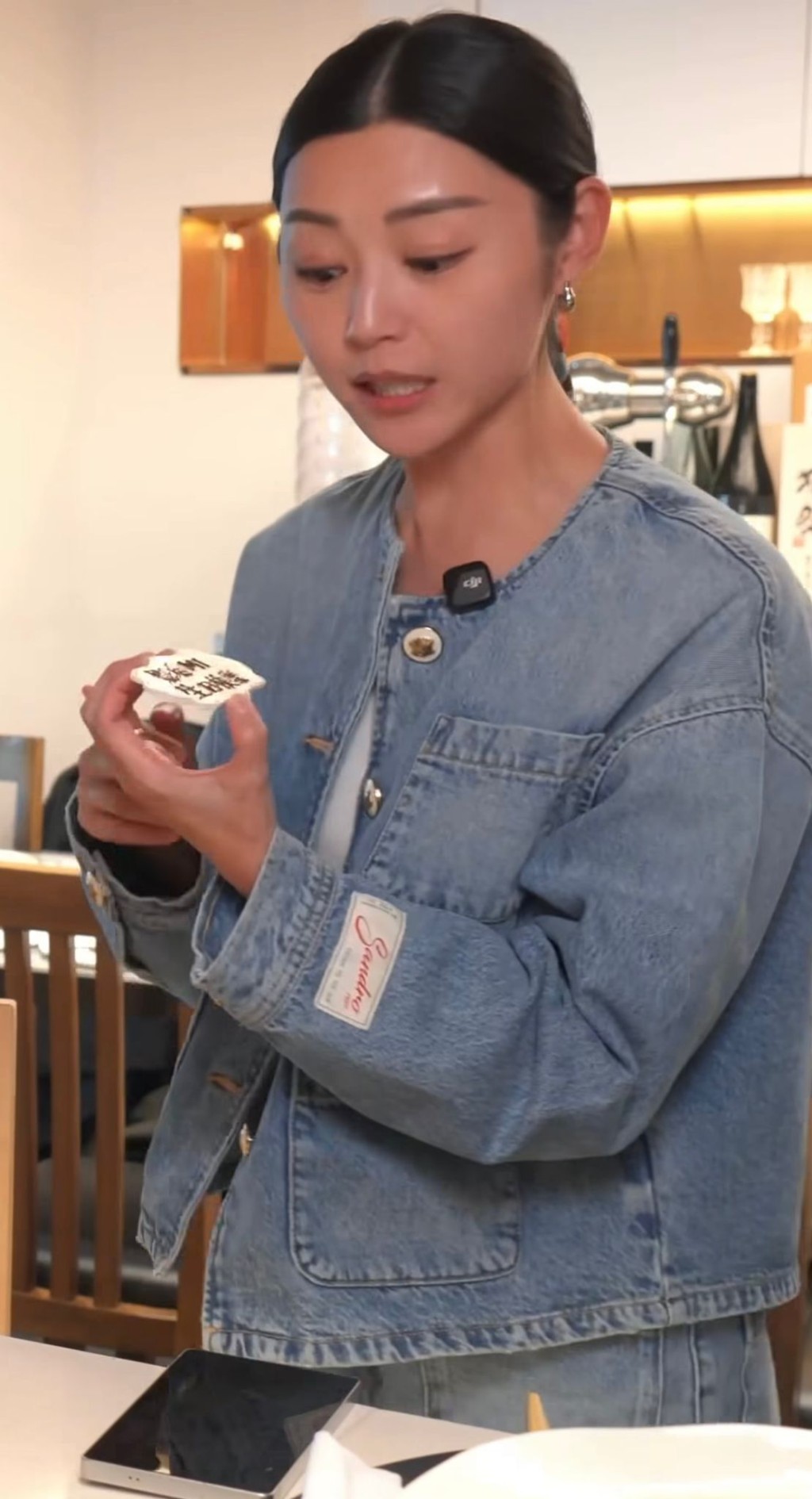 衛詩雅在地上拾回生日牌。