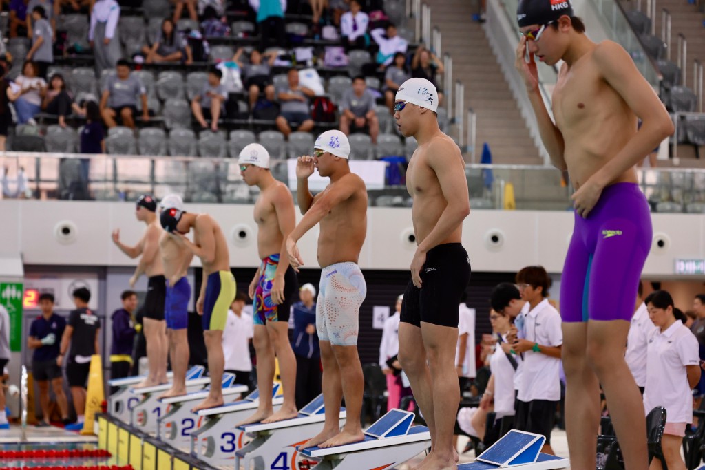 麥世霆（右二)及張智傑（左三)在本月初的香港公開賽中的100米蛙泳決賽碰頭。徐嘉華攝