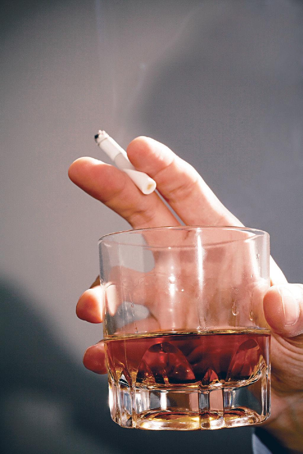 ■研究指出，吸煙及酗酒會增加患上大腸癌的機會。