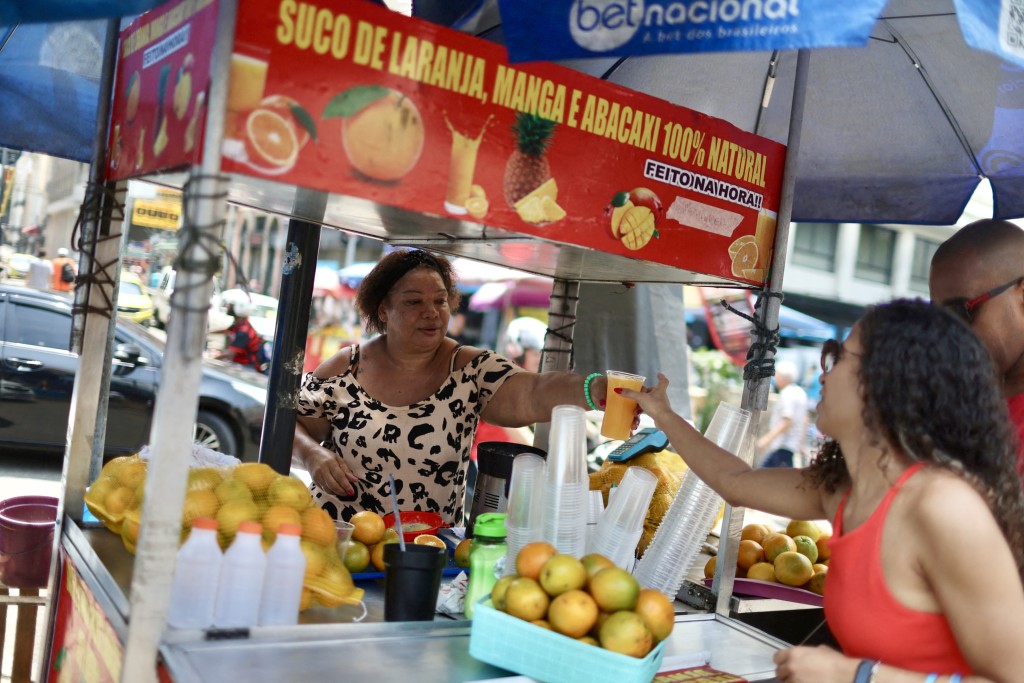 巴西里约热内卢街边摊贩卖橙汁。 路透社