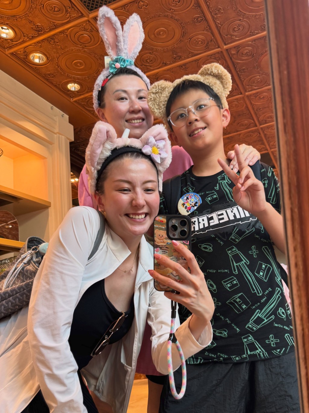 陳嘉桓(前)與媽媽及同母異父的弟弟同遊樂園,戴上可愛頭飾自拍。 陳嘉桓(前)與媽媽及同母異父的弟弟同遊樂園,戴上可愛頭飾自拍。