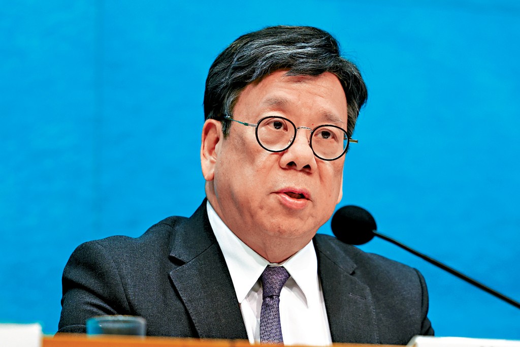 丘應樺認為,香港地位正被新加坡取代的說法不實。