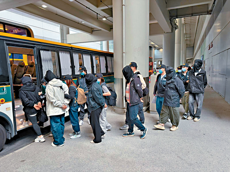 海關一連9日展開代號「晴空」行動，打擊航空旅客走私香煙及搗破相關私煙貯存倉庫，拘捕30人。