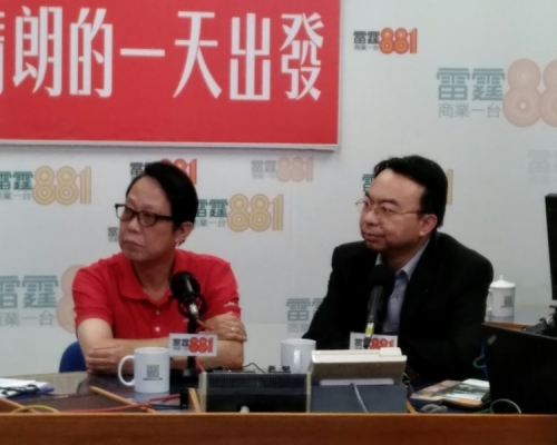陳鑑添(右)指以往曾有病人因經濟問題放棄治療而病重離世。