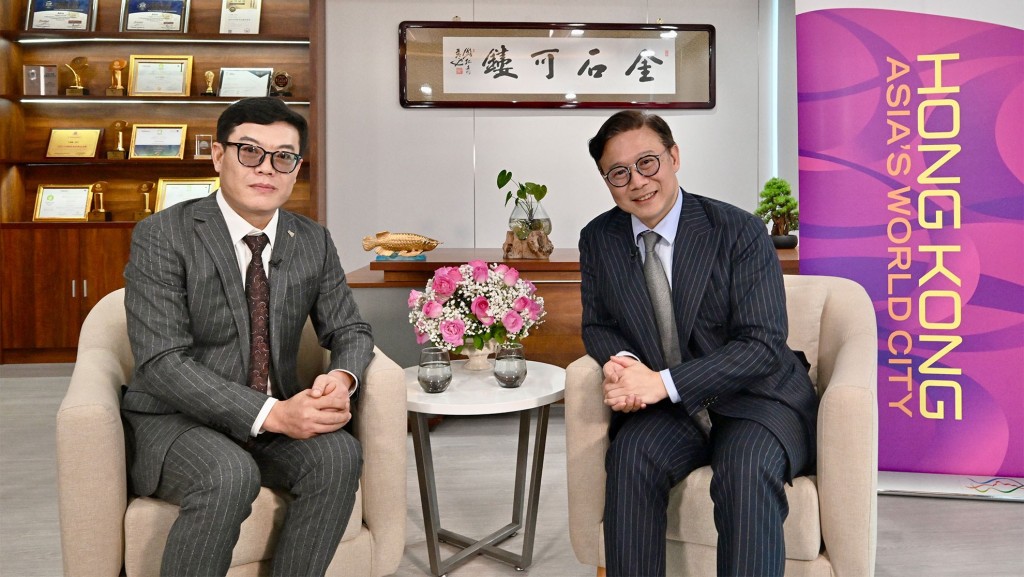 律政司副司長張國鈞早前到印尼訪問，期間到訪當地一戶家喻戶曉的雪糕品牌艾雪（Aice）的總部，並與集團總裁王嘉成進行交流。政府新聞處圖片