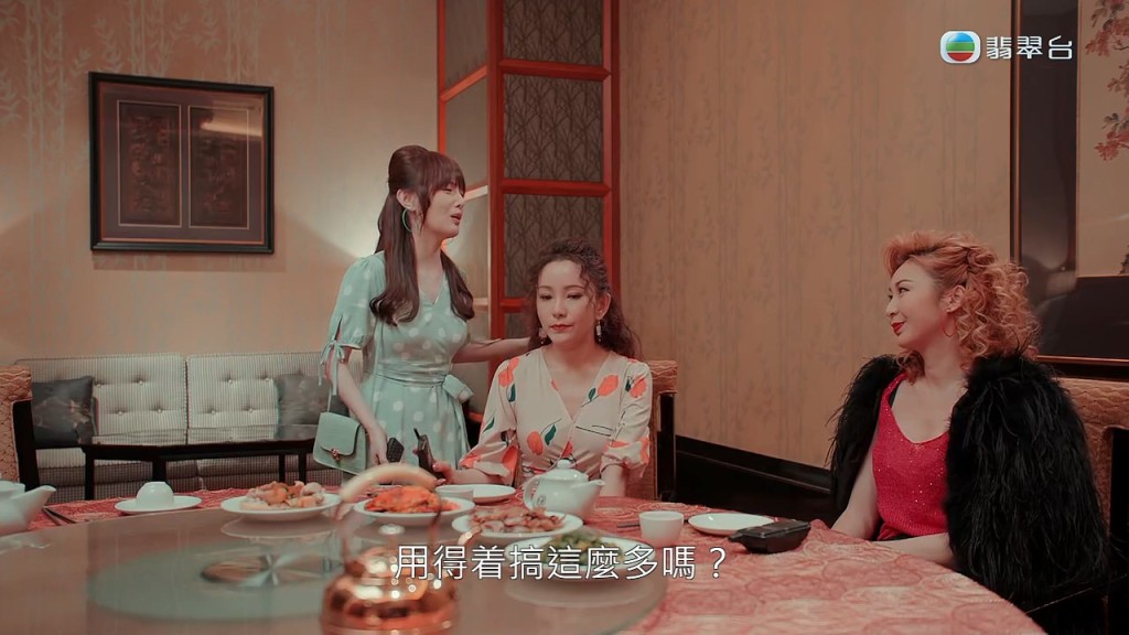 庄思敏依然决定带舞小姐过档，更落足嘴头𠱁「沙律妈」陈法蓉旗下的舞小姐一齐走人。