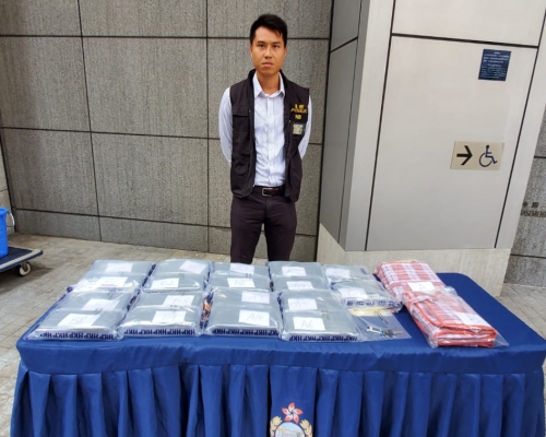 警方檢獲近2500萬元毒品。楊偉亨攝
