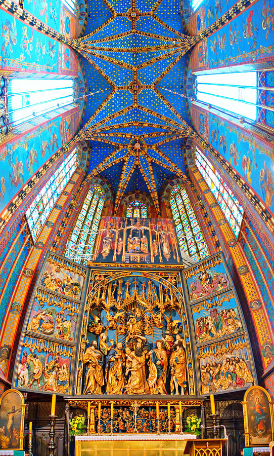 圣母大殿（St. Mary's Basilica）是波兰城市克拉科夫的一座砖砌哥德式教堂，兴建于14世纪，位于中央集市广场。高80米，以法伊特·施托斯的哥德式木制祭坛而著称。