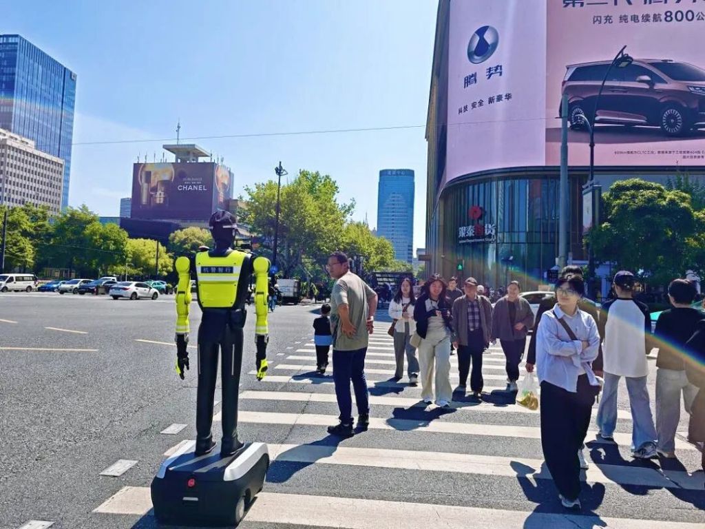 全國首支交通管理機械人中隊，在浙江杭州正式執勤。澎湃新聞