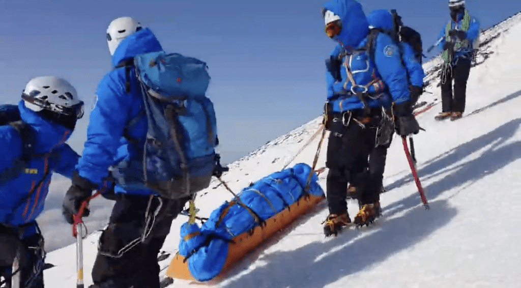 救援隊需與傷者在山上衛生設施內暫避，直至翌日天氣稍為好轉，才以徒步方式將其抬下山。
