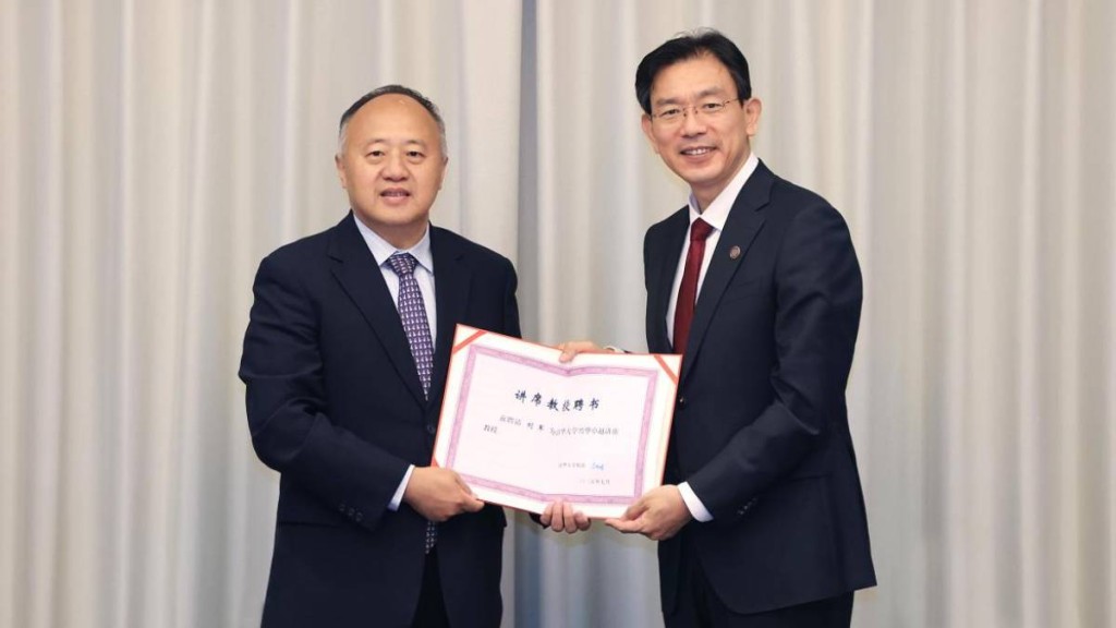 劉軍(左)全職加盟清華,校長李路明(右)頒發證書。清華官網
