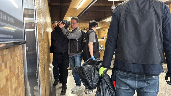 警員帶走一名涉案男子。資料圖片