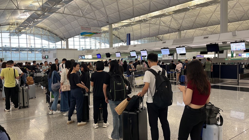 香港赤鱲角國際機場旅客等候寄運行李情況。資料圖片
