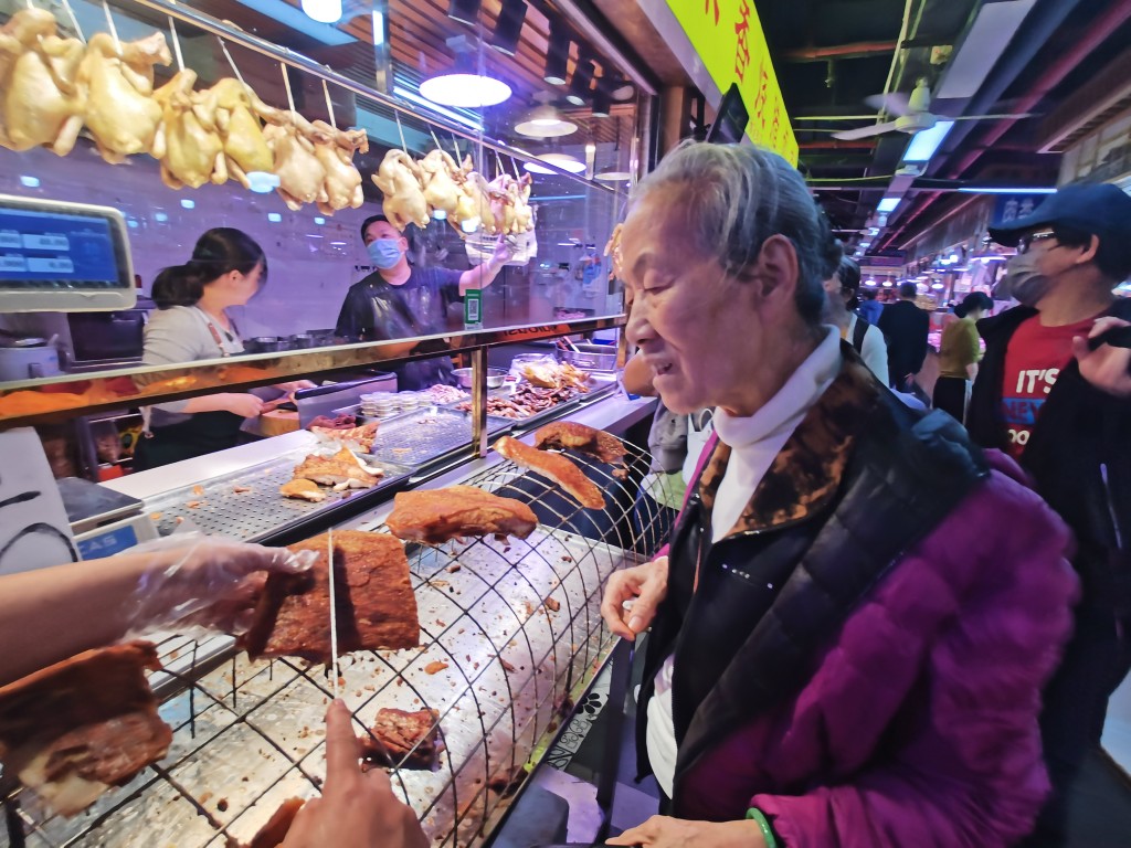 深圳蓮塘坳下村街市出售的燒肉僅售25元，比口岸附近的燒臘店便宜一倍。 黃少君攝