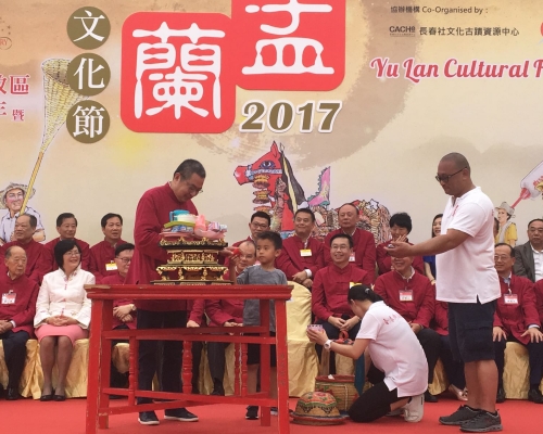香港潮屬社團總會主席陳幼南和孫子表演親子盆供堆疊賽。