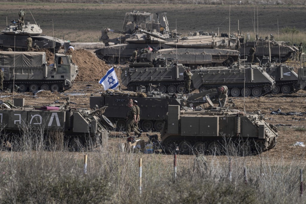 部署在加沙邊境的以色列軍車。美聯社