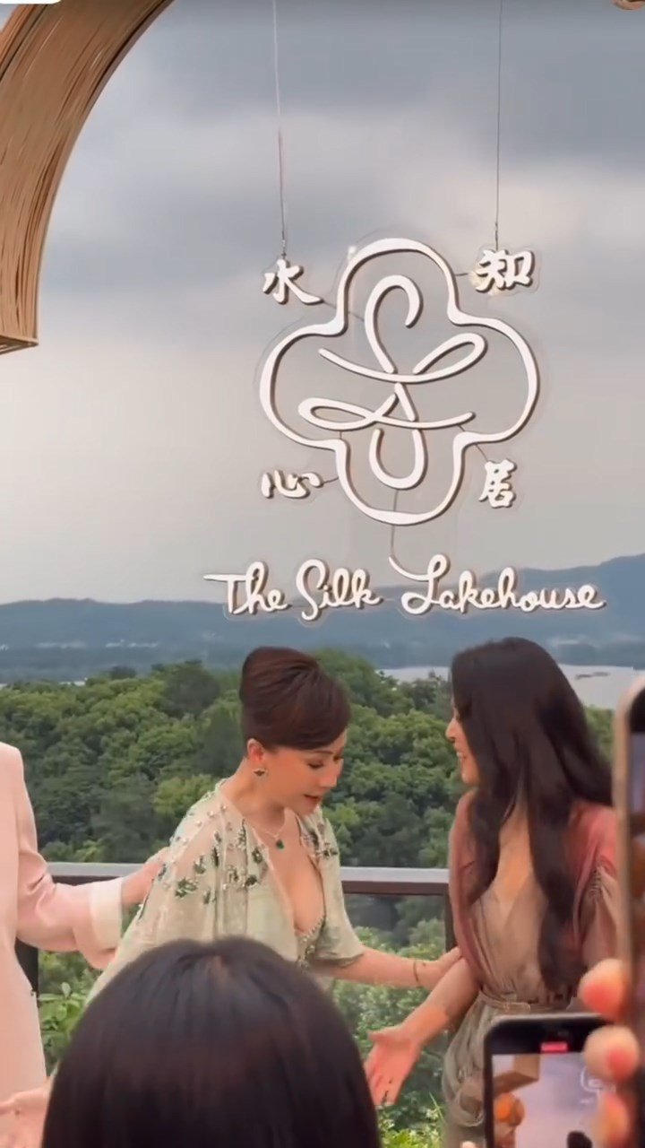 劉嘉玲華麗轉身,再向前微微俯身晒出豐滿好身材。 劉嘉玲華麗轉身,再向前微微俯身晒出豐滿好身材。