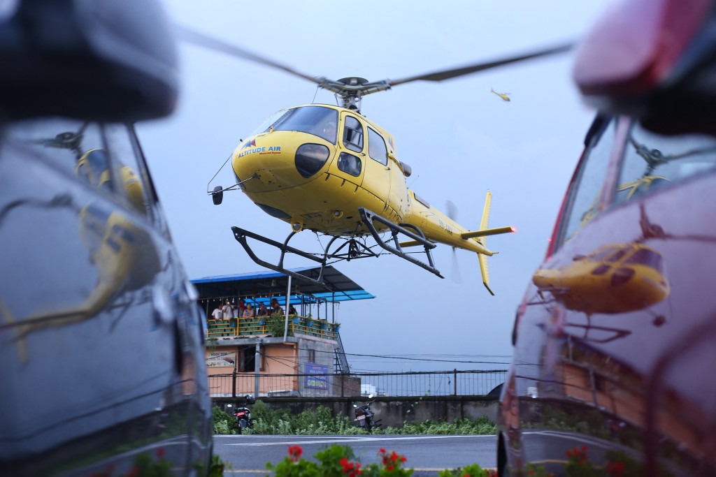 导游诱导游客乘搭高价直升机撤离，以骗取保险赔偿，涉款高达约2,000万美元。法新社