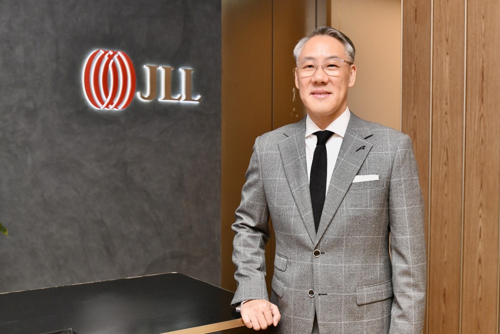 仲量聯行嚴威程表示，今年為甲廈供應高峰期，大租客提早續約鎖定優惠。