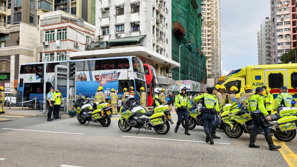 大批警員在場調查。