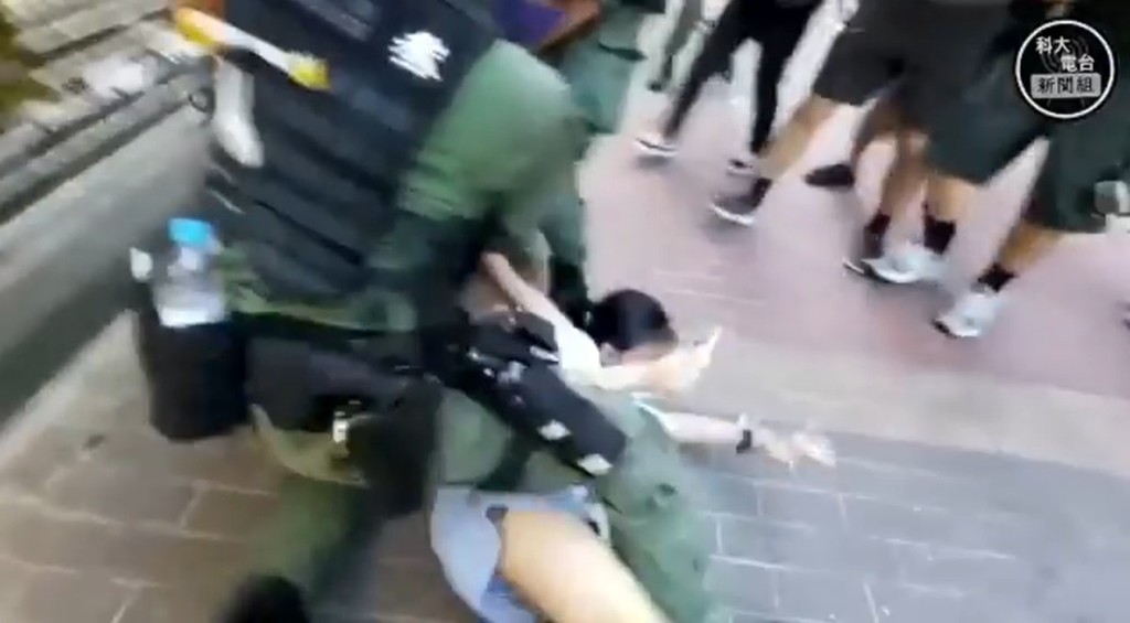12歲少女被警員制服在地。科大電台新聞組截圖