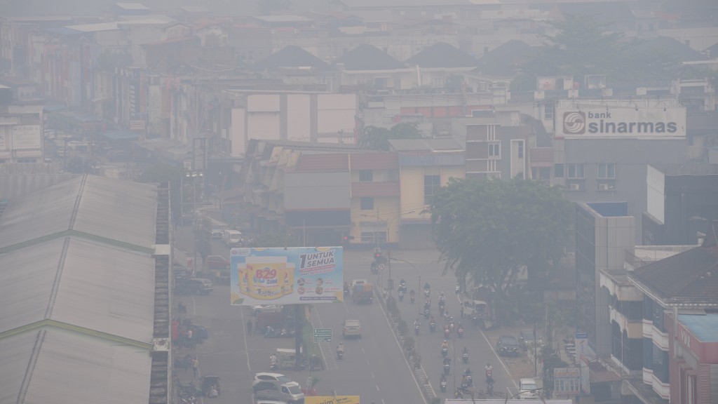 森林大火产生的浓烟笼罩著印尼西加里曼丹省坤甸市。  美联社