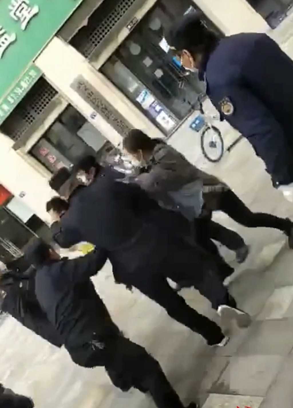 城管與果蔬店配送員毆打。網圖