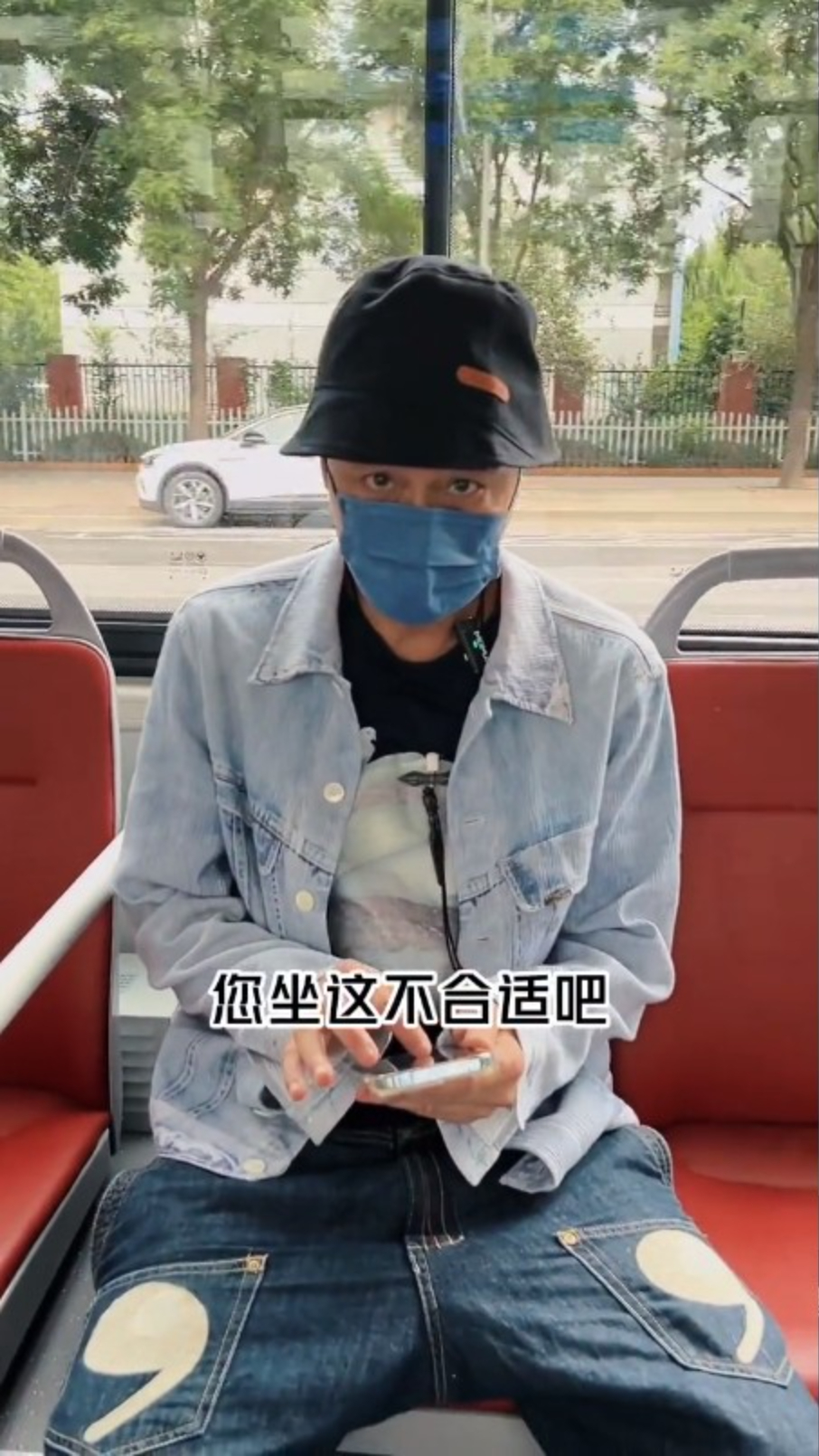 吴镇宇坐在博爱座后，有乘客指责他。（影片截图）